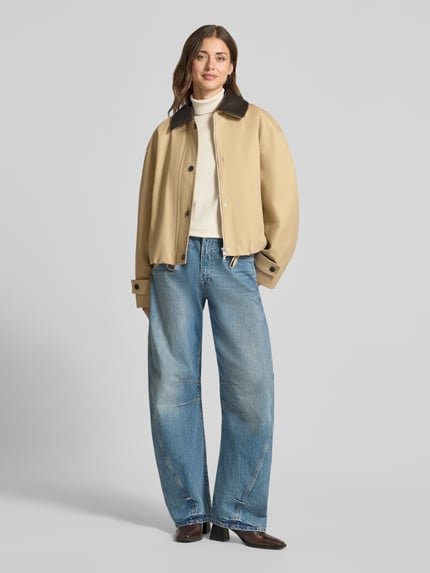 Frauenmodel trägt Oversized Blouson aus reiner Baumwolle von Jake*s Casual in Beige mit schwarzen Details, lockerer Schnitt, Ganzkörperansicht von vorne.