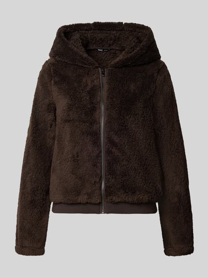 Produktfoto, braune Regular Fit Teddyjacke mit Kapuze Modell 'NEWANNA' von ONLY, kuschelige Textur, Damen Sweatjacke
