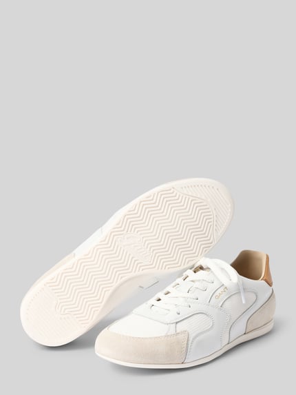Produktfoto, Sneaker aus Leder mit Label-Detail Modell 'Sperly' von Gant in Weiß und Beige, abgerundete Spitze, Schnürung, Absatzhöhe 1 cm, Schafthöhe 8 cm, Schaftweite 8 cm, glatte Textur auf grauem Hintergrund