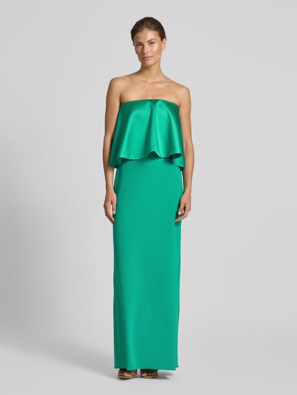 Frauenmodel trägt Slim Fit Maxikleid mit Satin-Besatz von Rinascimento in leuchtendem Grün, schulterfreies Design, Ganzkörperansicht von vorne.