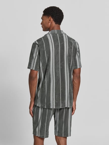 Männermodel trägt Regular Fit Freizeithemd in Frottee-Optik von Tom Tailor, grau mit hellen Streifen, Herren Freizeithemd, Ganzkörperansicht Rückansicht.