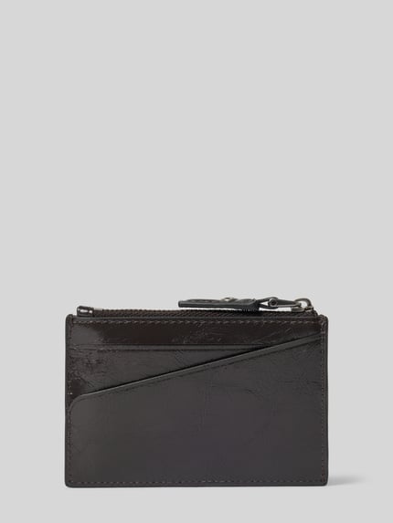 Produktfoto, Schlüsseletui aus leer met label in reliëf model 'AUDREY' van LIEBESKIND BERLIN, echt leer, hoofdvak met ritssluiting, sleutelring met labeldetail, donkerbruin, glad oppervlak, zichtbare textuur, rechte lijnen, compacte vorm
