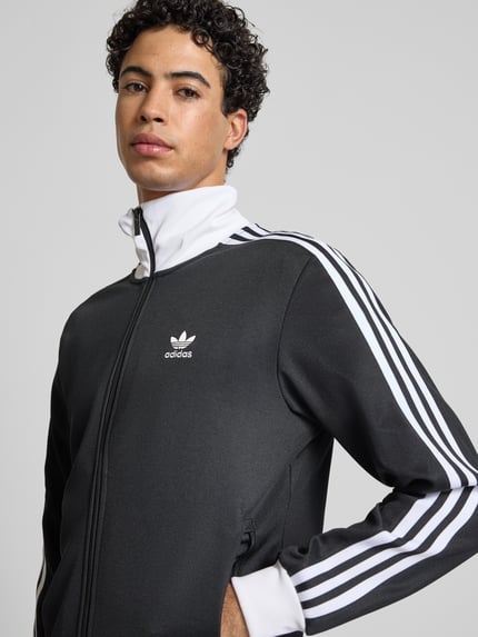 Mannelijk model draagt Sweatjacke mit Reißverschluss van adidas Originals, zwart-wit, katoenmix, los model, close-up bovenlichaam.