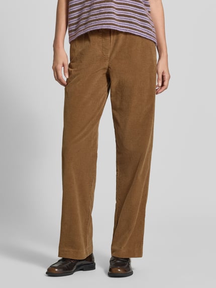 Frauenmodel trägt Relaxed Fit Cordhose aus Baumwoll-Mix Modell 'JAIMILAA' von ARMEDANGELS in Braun, weiche Cordstruktur, Ganzkörperansicht von vorne, Damen Cordhose von ARMEDANGELS.