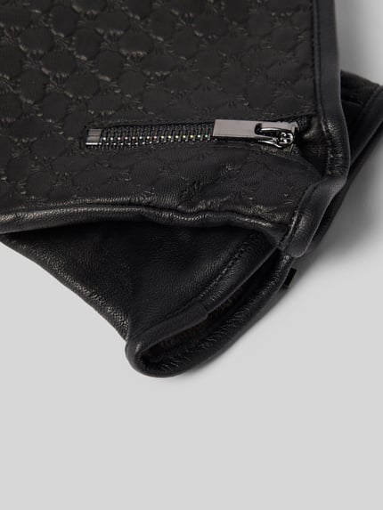 Produktfoto, Handschuhe aus Ziegenleder mit Riemen und Druckknopfverschluss von JOOP! Collection, schwarzes Echtleder, feine Nähte, Detailaufnahme