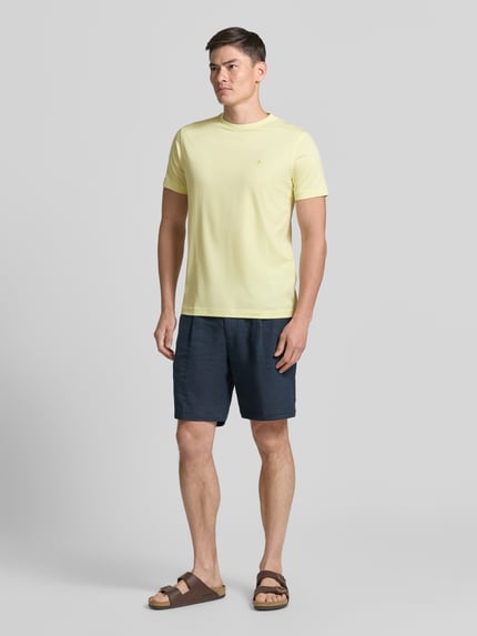 Mannenmodel draagt T-shirt met ronde hals en gestikt logo van Lerros, regular fit, puur katoen, ruglengte maat M 77 cm, geheellichaamsvooraanzicht.