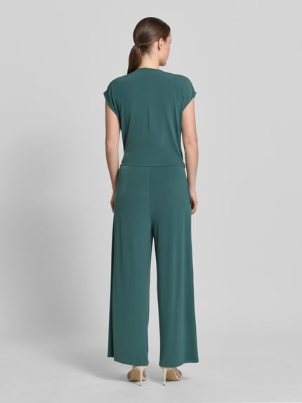 Vrouwenmodel draagt Jumpsuit in Wickel-Optik met V-hals van ROBE LÉGÈRE van materiaalmix met stretch, regular fit, Ganzkörperansicht Rückansicht.