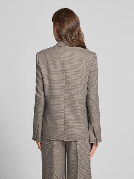 Frauenmodel trägt Slim Fit Blazer mit Pattentaschen Modell 'TINTO FILO' von Liu Jo White, mehrfarbig gemustert, Material-Mix, Ganzkörperansicht Rückansicht.