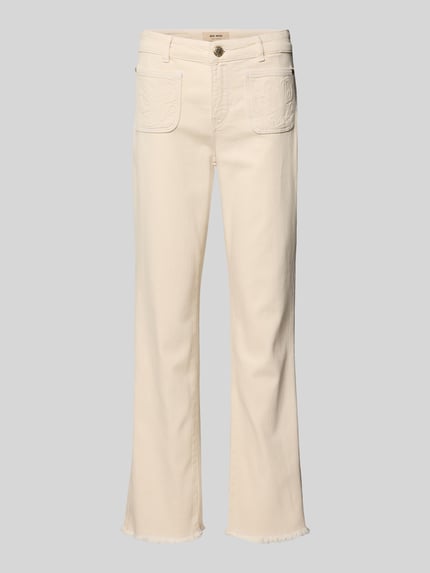 Produktfoto, Flared Fit Jeans mit aufgesetzten Taschen Modell 'Ashley' von MOS MOSH aus elastischem Baumwoll-Mix in Creme, helle Struktur, sichtbare Knopfleiste und Gesäßtaschen, Bundweite 39 cm, Beinlänge 76 cm.