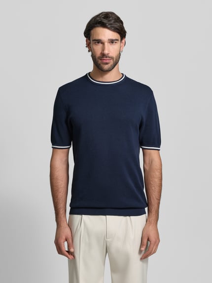 Mannelijk model draagt Regular Fit T-Shirt in Strick-Optik van Christian Berg Men, donkerblauw met witte boorden, katoen, regular fit, ronde hals, elastische afwerkingen, struktuur brei-look, vooraanzicht van het hele lichaam.