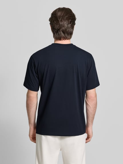 Männermodel trägt Regular Fit T-Shirt aus Baumwoll-Mix Modell 'ICONIC' von BOSS Green, unifarben, kurzarm, Ganzkörperansicht Rückansicht