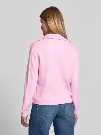 Frauenmodel trägt Troyer mit halblangem Reißverschluss Modell 'RIZIN' von MANGO in Rosa, Strickstruktur, Regular Fit, Ganzkörperansicht Rückansicht.