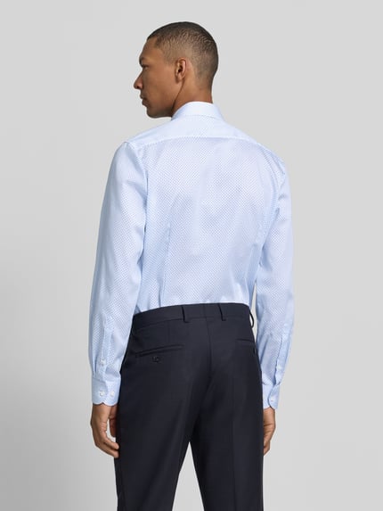 Männermodel trägt Regular Fit Businesshemd mit Kentkragen von OLYMP, geometrisches Allover-Muster, Popeline, Ganzkörperansicht Rückansicht.