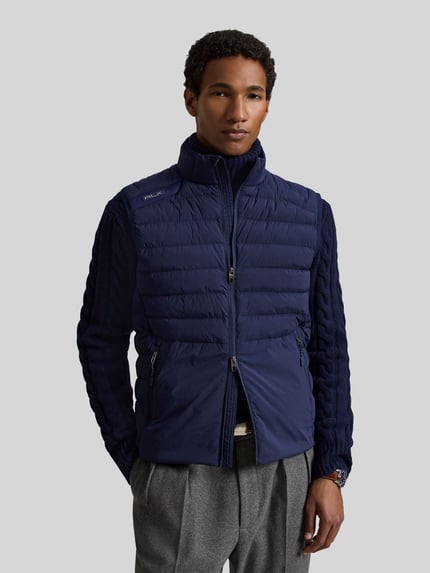 Männermodel trägt dunkelblaue Regular Fit Weste mit Logo-Stitching Modell 'PIECE DYED' von Polo Ralph Lauren, Ganzkörperansicht von vorne.