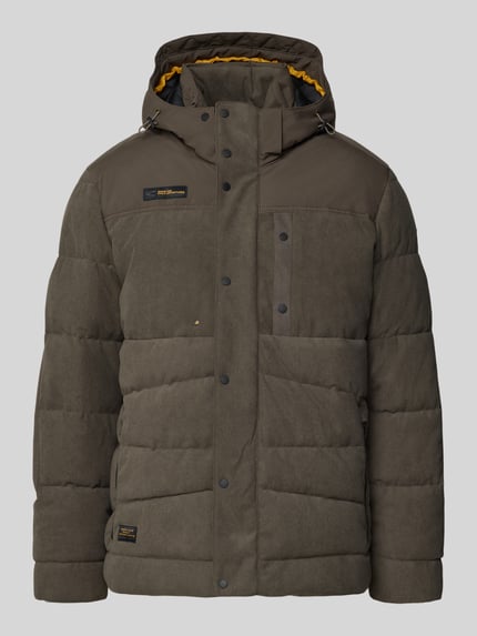 Productfoto, Steppjacke mit Kapuze und Knopfleiste van camel active in olijfgroen met doorgestikte structuur, tunnelkoord aan de capuchon, labeldetails op borst, regular fit, maat M: ruglengte 77 cm, schouderbreedte 54 cm, borstwijdte 65 cm, mouwlengte 67 cm