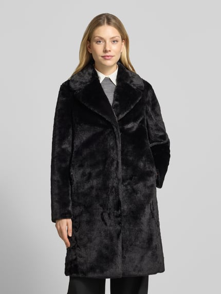Frauenmodel trägt Relaxed Fit Mantel aus Kunstfell mit Eingrifftaschen von Christian Berg Woman Selection in Schwarz, samtige Textur, Ganzkörperansicht von vorne. Rückenlänge, Schulterbreite, Brustweite und Ärmellänge gemäß Größe 36.