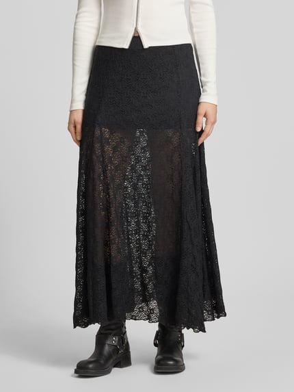 Frauenmodel trägt Maxirock mit Spitze und elastischem Bund von Review in Schwarz, A-Linie, Material-Mix, detailreiche Spitze, blickdicht gefüttert, Nahaufnahme Unterkörper.