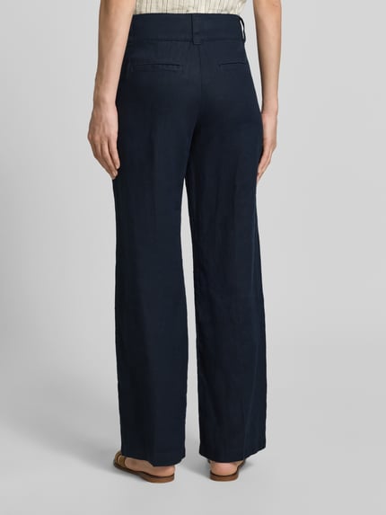 Frauenmodel trägt Leinenhose mit Eingrifftaschen von Christian Berg Woman in Dunkelblau, Regular Fit, glatte Textur, Ganzkörperansicht Rückansicht.