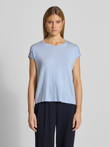 Frauenmodel trägt Relaxed Fit T-Shirt aus Lyocell-Mix Modell 'AVA' von Vero Moda, hellblau meliert, kurzarm, U-Boot-Ausschnitt, Ganzkörperansicht von vorne.