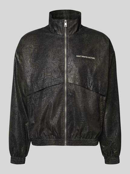 Produktfoto, schwarze Regular Fit Blouson mit Label-Print Modell 'YANI' von Don´t Waste Culture, glatte Oberfläche, dezente Musterung