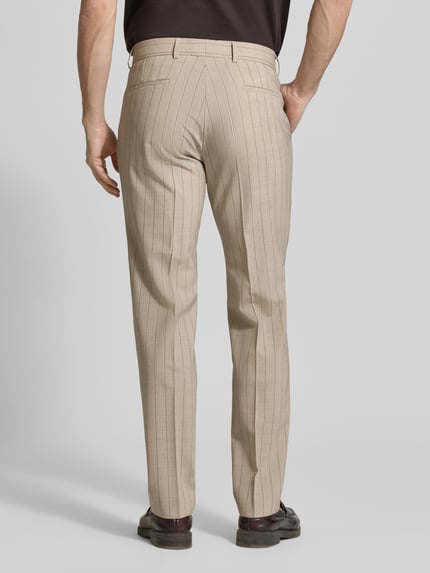 Männermodel trägt Anzughose aus Viskose-Mix mit Bügelfalten Modell 'Paco' von CG - Club of Gents, Slim Fit, Paspeltaschen, Ganzkörperansicht Rückansicht.