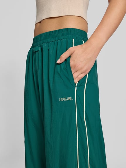 Karo Kauer Trackpants mit Label-Patch und -Print Dunkelgruen 3