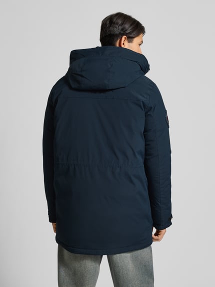 Männermodel trägt Parka mit Kapuze von Superdry in Dunkelblau, Material-Mix mit Stretch-Anteil, Regular-Fit, Ganzkörperansicht Rückansicht.