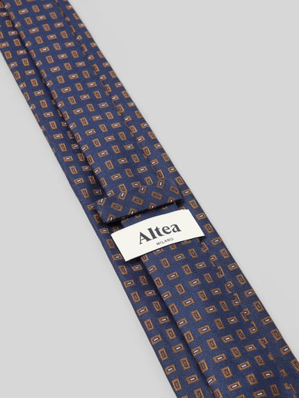 Produktfoto, Krawatte aus reiner Seide mit Label-Detail van Altea, blauw met oranje patroon, klassieke pasvorm, breedte 8 cm, zijde textuur.