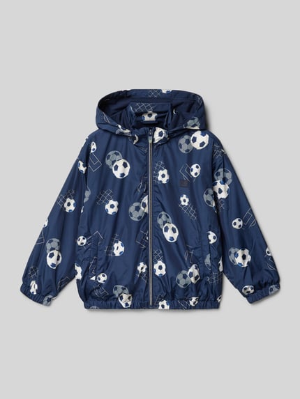 Produktfoto, Jacke im Allover-Look mit Kapuze von Mayoral in Blau mit Fußballmotiven, Regular-Fit, Reißverschluss, Eingrifftaschen, Rückenlänge 44 cm, Schulterbreite 39 cm, Ärmellänge 38 cm, glatte Oberfläche.