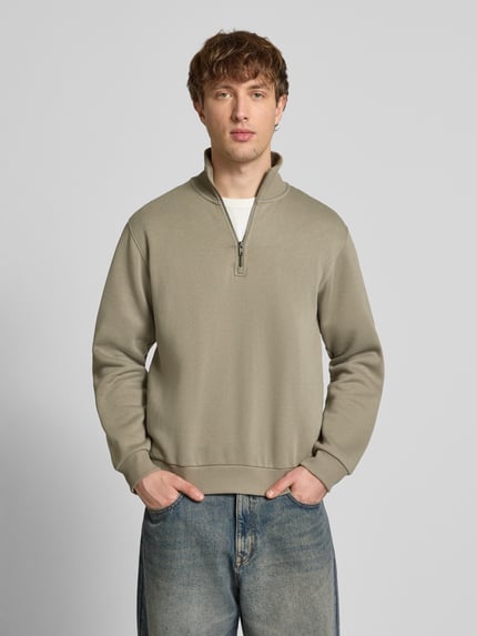 Männermodel trägt Regular Fit Sweatshirt mit Troyer-Kragen Modell 'Bradley' von Jack & Jones in Beige, Baumwoll-Mix, Ganzkörperansicht von vorne.