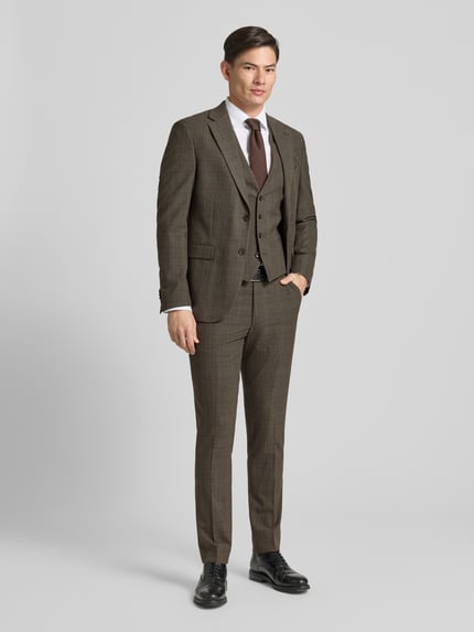 Männermodel trägt Slim Fit 2-Knopf-Sakko mit Pattentaschen von MCNEAL in Braun, feine Struktur, Material-Mix mit Stretch, Ganzkörperansicht von vorne.
