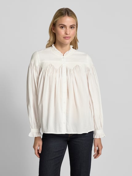 Frauenmodel trägt Regular Fit Bluse mit Stehkragen Modell 'TONIA' von ba&sh in Weiß, reine Baumwolle, Knopfleiste, Ganzkörperansicht von vorne.