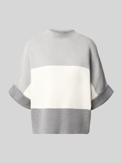 Produktfoto, sweter z dzianiny z mieszanki wiskozy w kolorach szarym i kremowym, krój relaxed fit, stójka, Model 'OKTOBER' od MORE, Długość tyłu w rozmiarze 36: 56 cm, długość rękawów: 31 cm