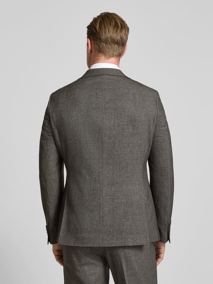 Männermodel trägt Regular Fit Sakko mit Viskose-Anteil von MCNEAL in Grau, feine Stoffstruktur, Rückenansicht, Ganzkörperansicht Rückansicht. Elastischer Material-Mix mit Viskose-Anteil, Reverskragen, 2-Knopfleiste, Pattentaschen, Rückenlänge 72 cm, Schulterbreite 45 cm, Ärmellänge 67 cm.
