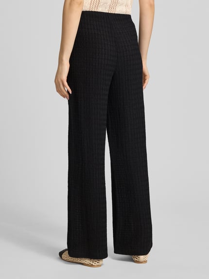 Frauenmodel trägt Straight Leg Hose in Strukturoptik Modell 'ILSE' von Only, Optik: Unifarben, Materialverarbeitung: Crinkle, Ganzkörperansicht Rückansicht.