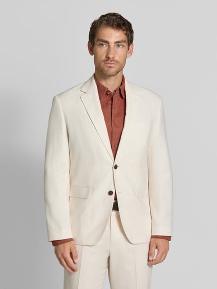 Männermodel trägt Regular Fit Sakko aus Leinen-Baumwoll-Mix von Selected in Beige mit glatter Oberfläche, Ganzkörperansicht von vorne.