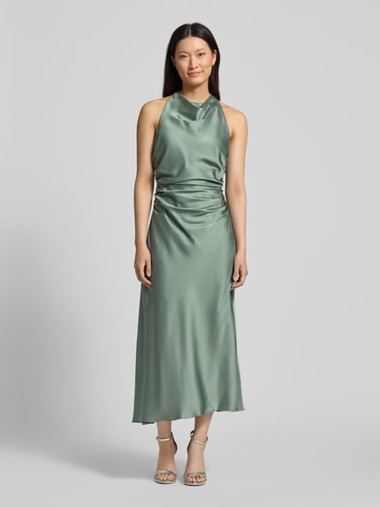 Kobiece model prezentuje Knielanges Cocktailkleid aus Satin von Hey Kyla, elastyczna mieszanka materiałów, dopasowany krój, satyna, marszczenia, krój bez rękawów, długość tyłu w rozmiarze 36: 97 cm, szerokość w rozmiarze 36: 38 cm, ujęcie całej sylwetki z przodu.