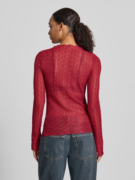 Vrouwenmodel draagt Longsleeve met ronde halslijn model 'Zahara' van OH APRIL, rood, slim fit, lichte textuur, materiaal-mix met stretch, label-detail, ruglengte maat S 63 cm, volledige lichaamsaanzicht achteraan.