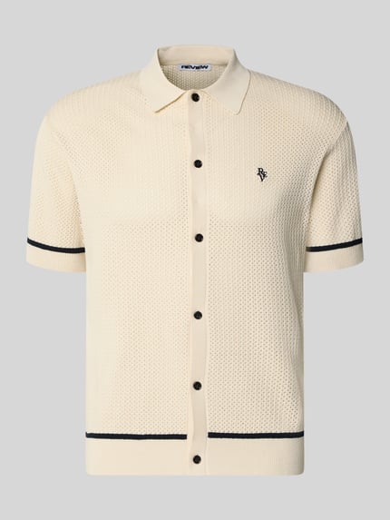Produktfoto, Slim Fit Strick-Poloshirt mit Label-Stitching von REVIEW, mieszanka wiskozy, krój slim fit, paski w kontrastowym kolorze, listwa guzikowa, wyhaftowane logo, długość tyłu w rozmiarze M: 65 cm