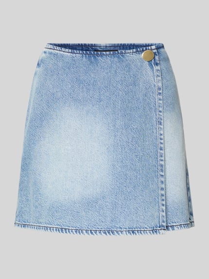 Produktfoto, Hosenrock mit Gesäßtaschen von ARMANI EXCHANGE aus blauem Baumwoll-Mix mit Stretch-Anteil, Gerader-Schnitt, Minirock, Knopfverschluss, sichtbare Denim-Struktur