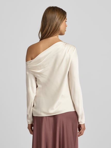 Frauenmodel trägt Regular Fit Bluse im One-Shoulder-Look Modell 'HASBRIN' von Lauren Ralph Lauren aus cremefarbenem Satin, Rückansicht, Rückenlänge 52 cm, Ärmellänge 63 cm.