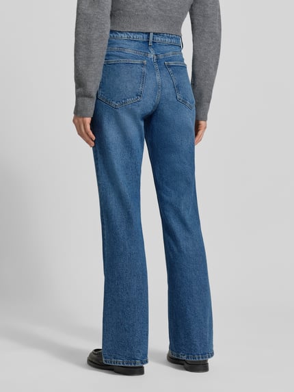 Vrouwenmodel draagt Bootcut Fit Jeans uit katoenmix van Jake*s Casual, blauw, 5-pocketmodel, knoop- en ritssluiting, binnenbeenlengte 78 cm, bandwijdte 37 cm, geheellichaamsaanzicht achteraan.