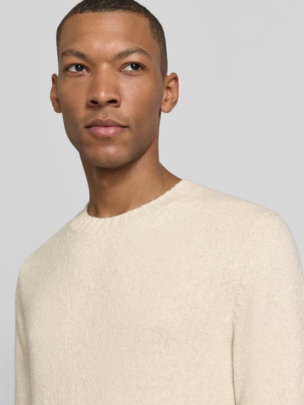 Männermodel trägt Regular Fit Strickpullover mit Rundhalsausschnitt Modell 'CIZAC' von CINQUE in Beige, Baumwoll-Mix, Nahaufnahme Oberkörper. Rückenlänge bei Größe M: 70 cm, Ärmellänge bei Größe M: 68 cm, Stretch-Anteil, gerippte Abschlüsse.