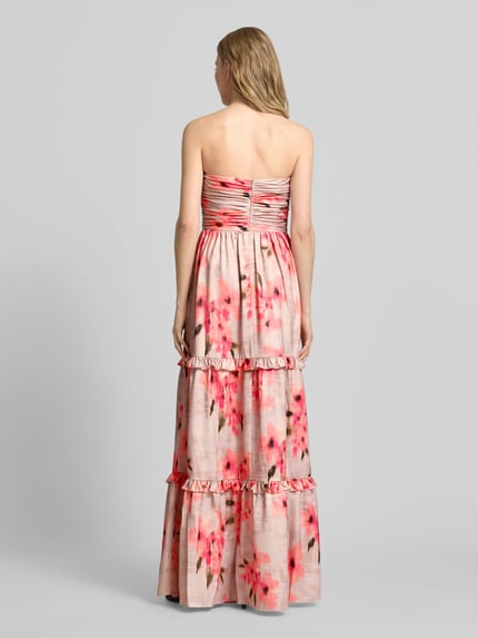 Frauenmodel trägt Maxikleid im Off-Shoulder-Look mit Rüschen von Adrianna Papell, rosa mit floralem Muster, A-Linie, Material-Mix, Ganzkörperansicht Rückansicht.