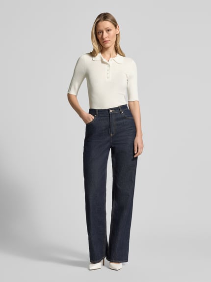 Vrouwenmodel draagt gebreid shirt met 1/2-mouwen en polokraag van JAKE*S STUDIO WOMAN, lyocellmix, nauwsluitend model, fijnrib, knoopsluiting, geheellichaamsaanzicht van voren.
