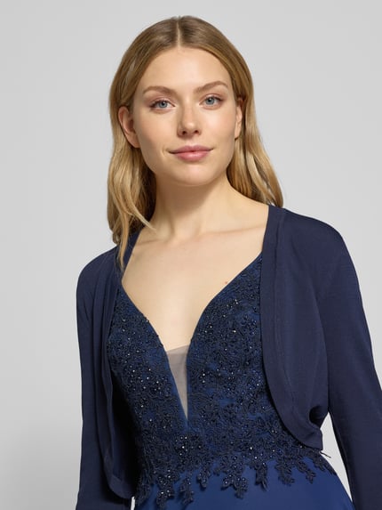 Frauenmodel trägt Cropped Cardigan aus Viskose-Mix im offenen Design von Swing, dunkelblau, 3/4-Arm, Nahaufnahme Oberkörper.