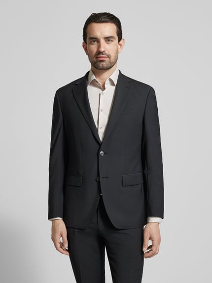 Mannelijk model draagt Slim Fit 2-Knopf-Sakko mit Pattentaschen van HECHTER PARIS in zwart, slanke pasvorm, reverskraag, mix van scheerwol met stretch, opgestikte klepzakken, lengte 73 cm, schouderbreedte 46 cm, mouwlengte 65 cm. Ganzkörperansicht van voren.