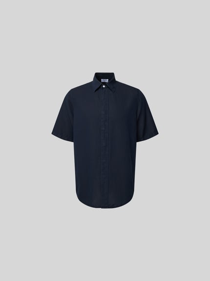 Produktfoto, Relaxed Fit Leinenhemd mit Kentkragen van Filippa K, heren overhemd in donkerblauw, mix van katoen en linnen, korte mouw, knoopsluiting, ruglengte maat 50: 81 cm, schouderbreedte 43 cm, mouwlengte 31 cm