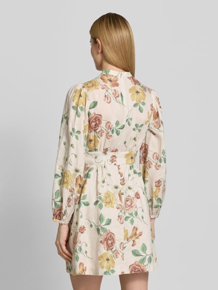 Vrouwenmodel draagt Minikleid aus Leinen mit Knopfleiste und Serafino-Kragen van Jake*s Collection, wit met bloemenprint, ballonmouwen, A-lijn, detail van knopen en serafino-kraag, pure linnen textuur, rugaanzicht geheel.
