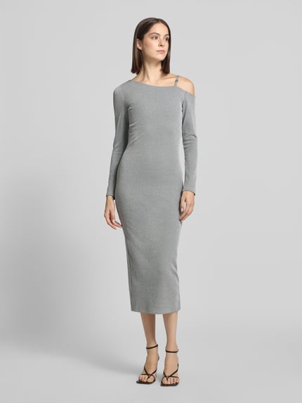 Frauenmodel trägt Maxikleid Modell 'Nalatina' mit One Shoulder von HUGO, glänzender Rippstrick, strukturierte Optik, Gehschlitz, Ganzkörperansicht von vorne.